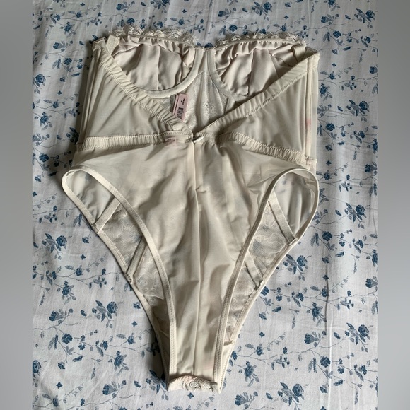 VICTORIA'S SECRET‼️. VERY SEXY
Shine Strap Halter Lace Teddy‼️ - Picture 6 of 11